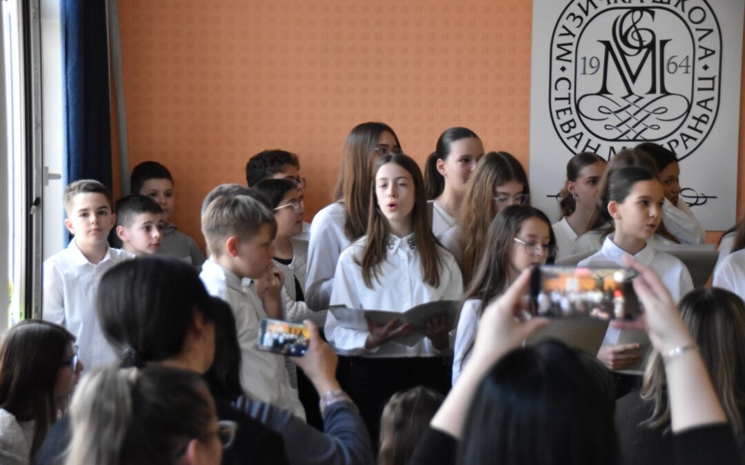Одржан интердисциплинарни јавни час „Песмом кроз стара времена: Хармонија у три боје” 